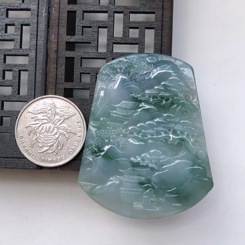 【紫罗兰飘花翡翠山水牌吊坠
尺寸:56.6*45.7*5.7mm】图7