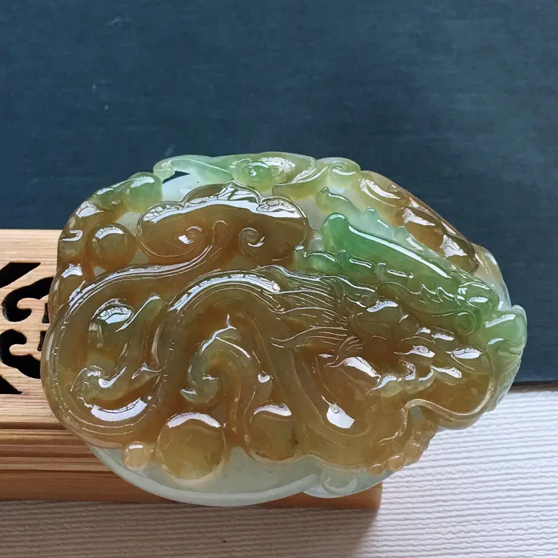 【糯化种大件厚装黄加绿镂空生意兴隆吊坠, 料子细腻,雕工精美, 颜色漂亮,尺寸:62×48×16mm】图1