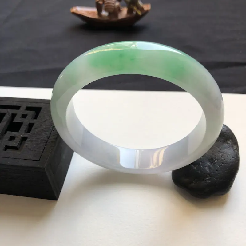 【缅甸精品翡翠手镯。圈口58.5-13.8-7.8;浅春带色,色辣底质细腻】图5