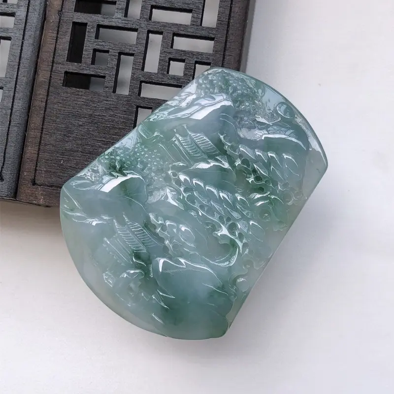 【紫罗兰飘花翡翠山水牌吊坠
尺寸:56.6*45.7*5.7mm】图3