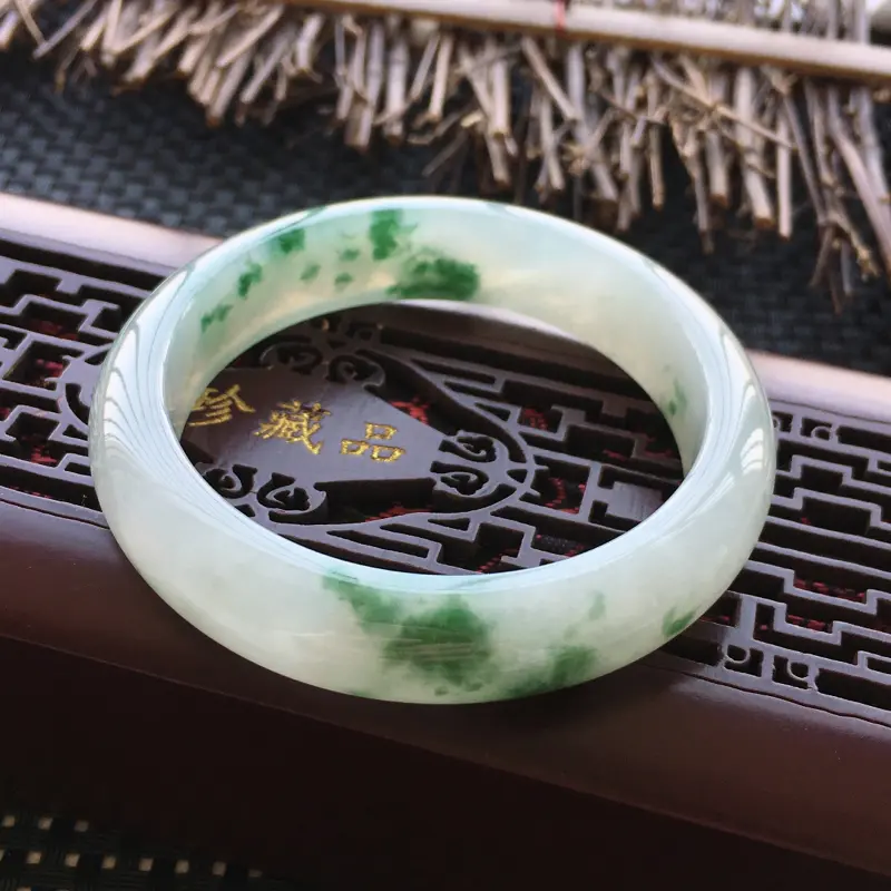【翡翠手镯内径55、天然A货翡翠飘花手镯、细腻水润、飘花特色、无纹裂】图2