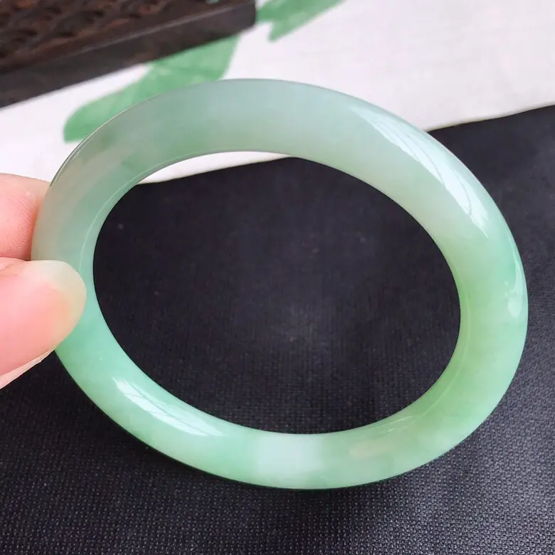 【圈口54mm...天然翡翠A货老坑细糯种飘绿圆条手镯,圈口:54.9×9mm,料子细腻,水头好,版型端庄】图3