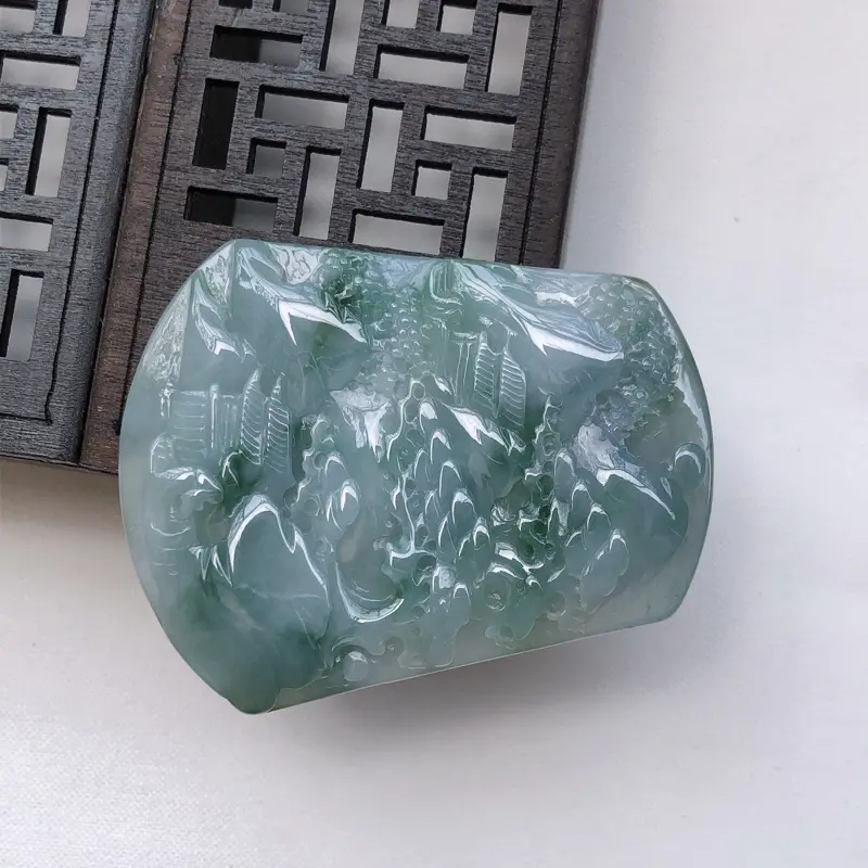 【紫罗兰飘花翡翠山水牌吊坠
尺寸:56.6*45.7*5.7mm】图6