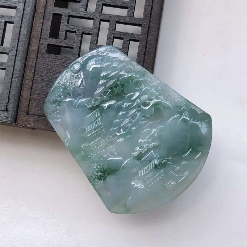 【紫罗兰飘花翡翠山水牌吊坠
尺寸:56.6*45.7*5.7mm】图5