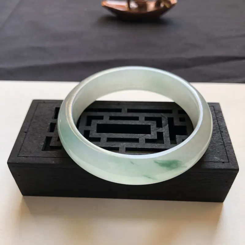【缅甸精品翡翠手镯,圈口55.2-13.7-7.8;底子细腻温润飘花灵动。】图6