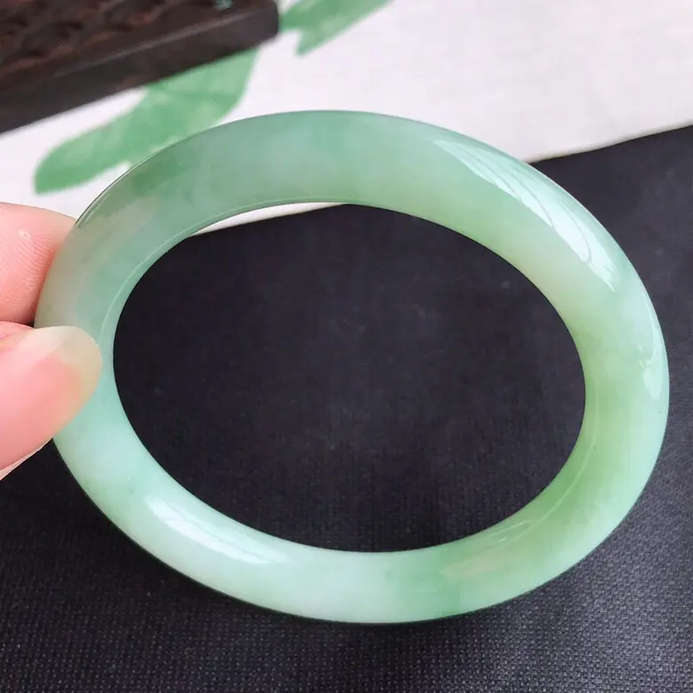 【圈口54mm...天然翡翠A货老坑细糯种飘绿圆条手镯,圈口:54.9×9mm,料子细腻,水头好,版型端庄】图4