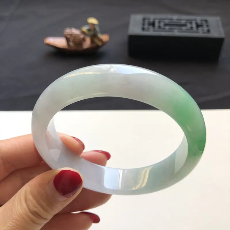 【缅甸精品翡翠手镯。圈口58.5-13.8-7.8;浅春带色,色辣底质细腻】图1