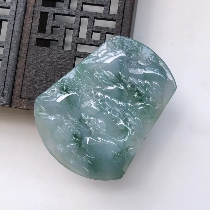 【紫罗兰飘花翡翠山水牌吊坠
尺寸:56.6*45.7*5.7mm】图2