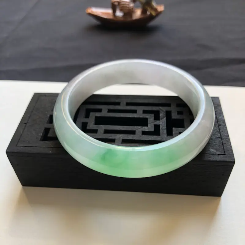【缅甸精品翡翠手镯。圈口58.5-13.8-7.8;浅春带色,色辣底质细腻】图6