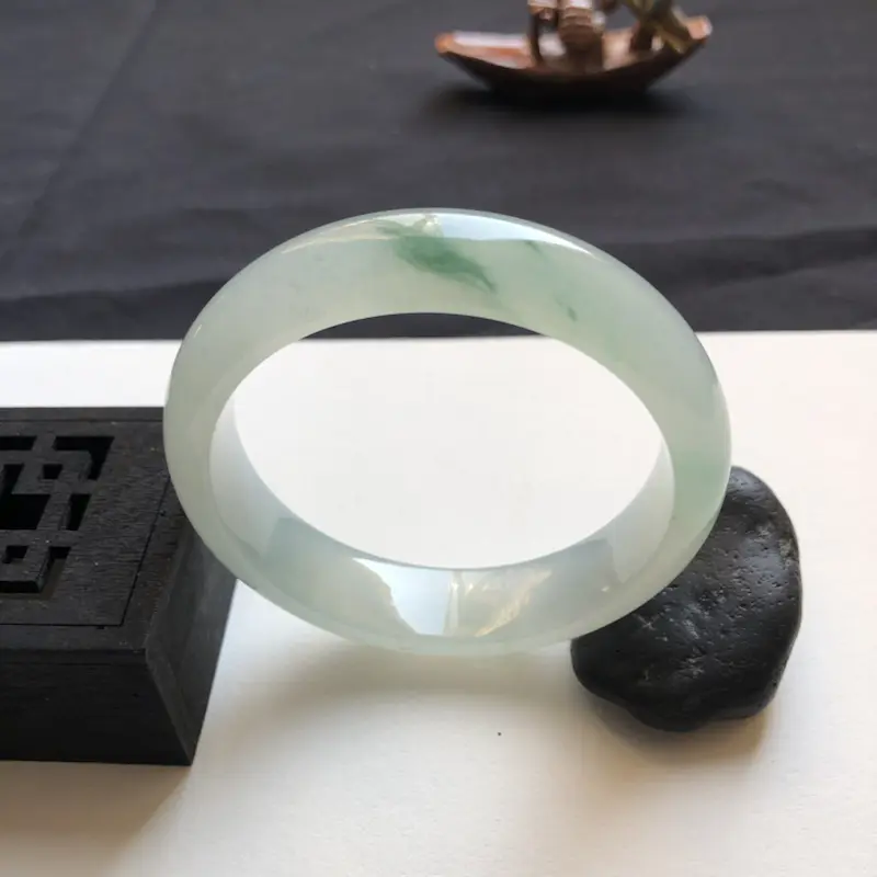 【缅甸精品翡翠手镯,圈口55.2-13.7-7.8;底子细腻温润飘花灵动。】图3
