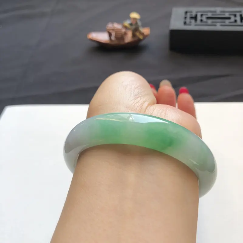 【缅甸精品翡翠手镯。圈口58.5-13.8-7.8;浅春带色,色辣底质细腻】图8