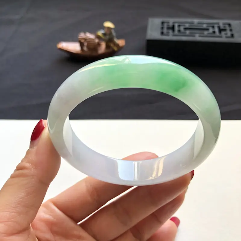 【缅甸精品翡翠手镯。圈口58.5-13.8-7.8;浅春带色,色辣底质细腻】图2