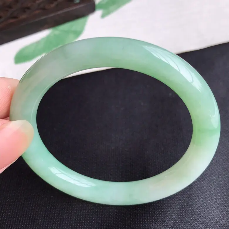 【圈口54mm...天然翡翠A货老坑细糯种飘绿圆条手镯,圈口:54.9×9mm,料子细腻,水头好,版型端庄】图5
