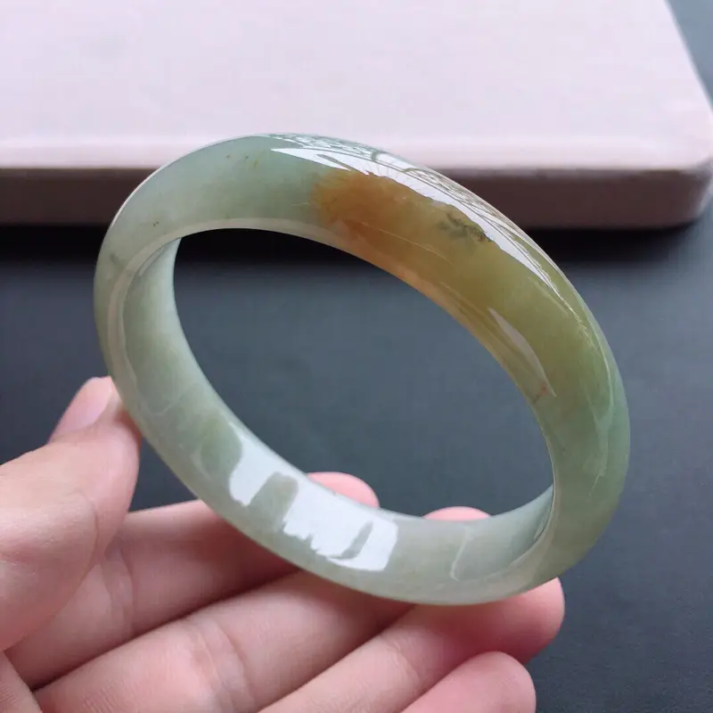 手镯,圆镯 圈口: 57毫米 尺寸: 13*7毫米 种水: 糯化种 产地: 缅甸
