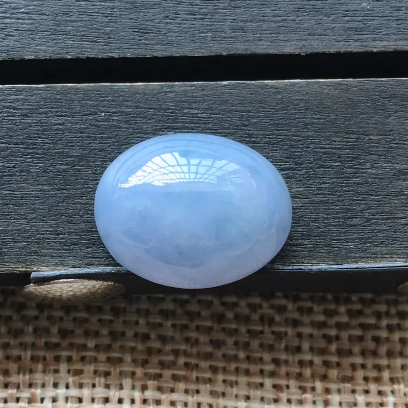 【自然光实拍,缅甸a货翡翠,紫罗兰蛋面,水润玉质细腻,工艺佳,饱满,品相佳,需镶嵌】图2
