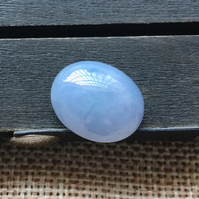 【自然光实拍,缅甸a货翡翠,紫罗兰蛋面,水润玉质细腻,工艺佳,饱满,品相佳,需镶嵌】图1
