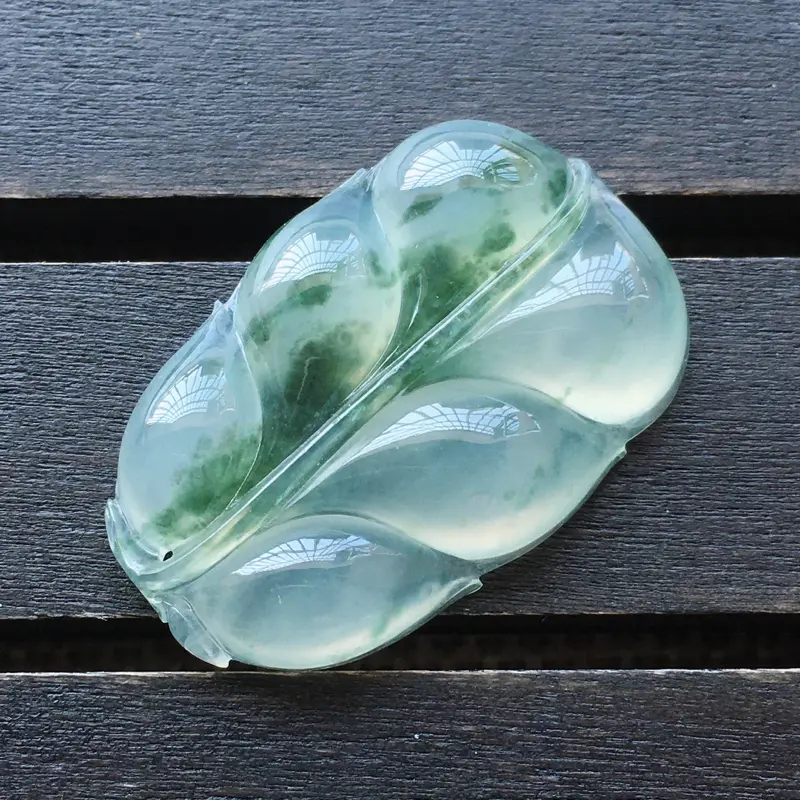 【自然光实拍,缅甸a货翡翠,冰种飘花叶子,种好通透,水润玉质细腻,工艺佳,饱满品相佳,有孔可直接佩戴。】图5