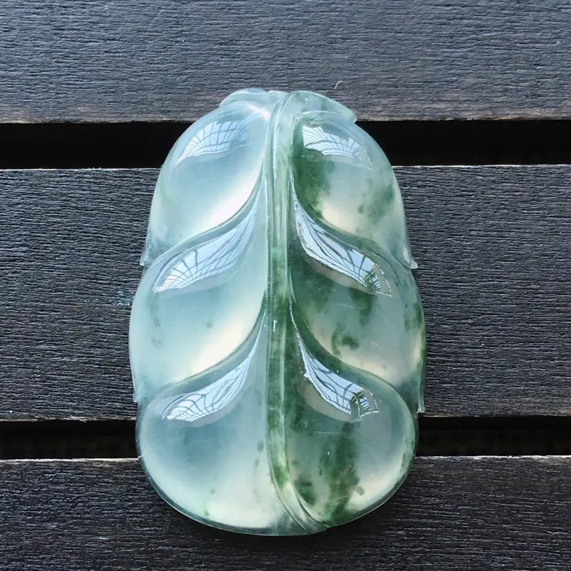【自然光实拍,缅甸a货翡翠,冰种飘花叶子,种好通透,水润玉质细腻,工艺佳,饱满品相佳,有孔可直接佩戴。】图2