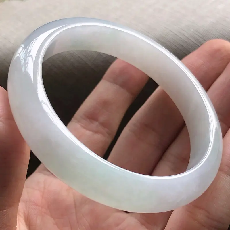 好种色糯化种翡翠清秀宽条手镯,圆润厚实,亮丽秀气,种水佳,颜色好,上