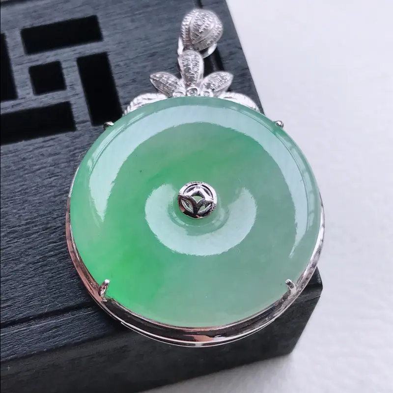 18k金镶嵌浅绿平安扣吊坠,连金扣长40/27.2/6.6,裸石25.