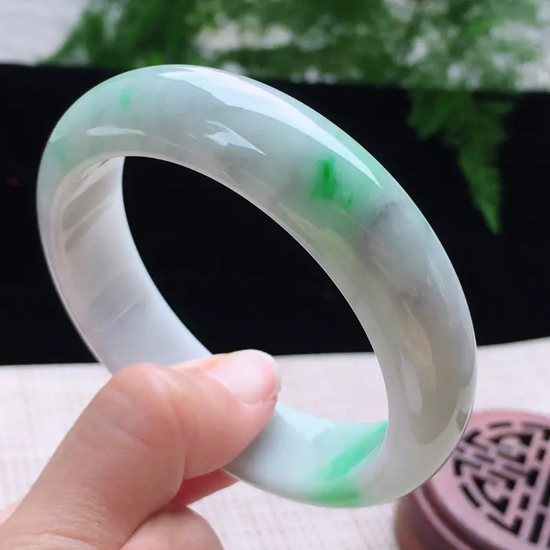圈口55mm天然缅甸翡翠a货飘绿圆条翡翠手镯,老坑冰种,尺寸55/12mm