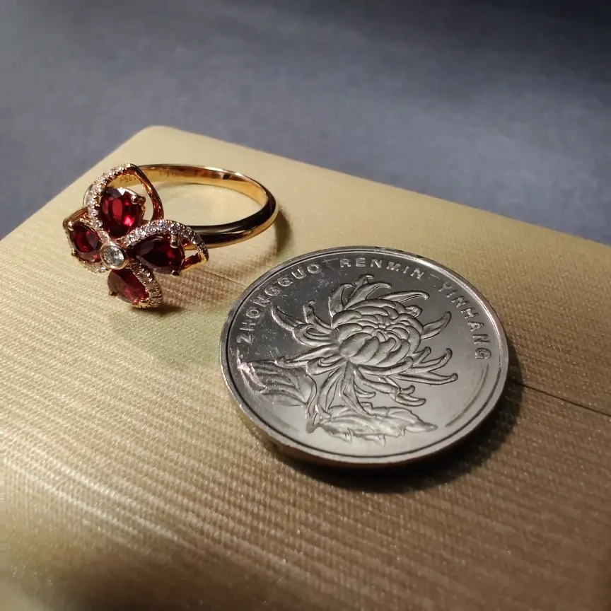 【【戒指】18k金+红宝石+钻石 宝石颜色纯正 切工精细
主石:0.99ct/4p 货重:3.80g##**】图4
