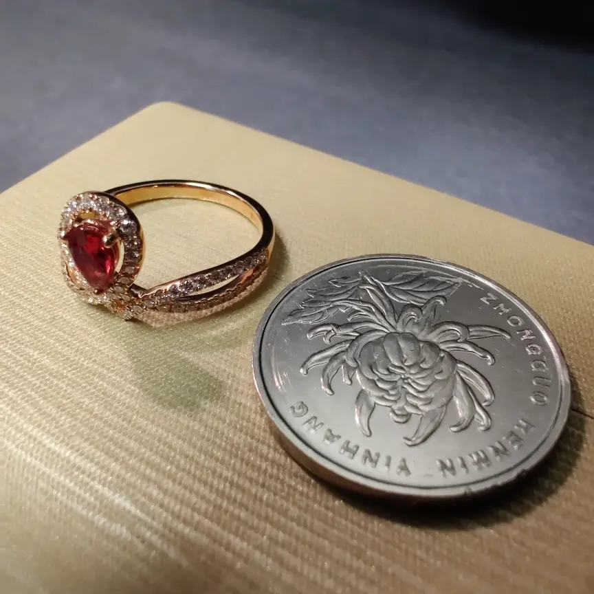 【【戒指】18k金+红宝石+钻石 宝石颜色深邃 款式典雅
主石:0.51ct 货重:2.86g##**】图4
