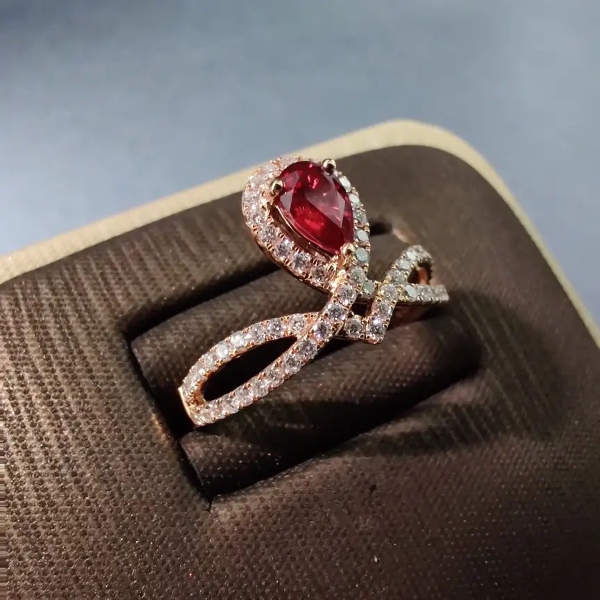 【【戒指】18k金+红宝石+钻石 宝石颜色深邃 款式典雅
主石:0.51ct 货重:2.86g##**】图1