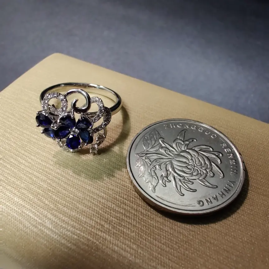 【【戒指】18k金+蓝宝石+钻石 宝石颜色纯正 切工精细
主石:1.12ct/7p 货重:3.44g##**】图4