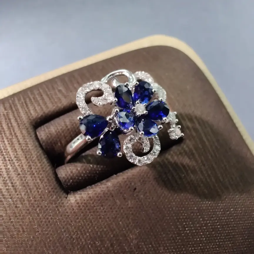 【【戒指】18k金+蓝宝石+钻石 宝石颜色纯正 切工精细
主石:1.12ct/7p 货重:3.44g##**】图2