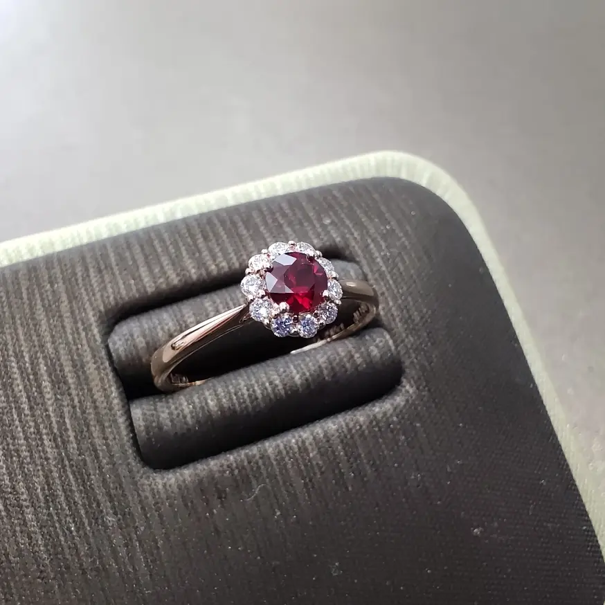 【【戒指】18k金+红宝石+钻石 宝石颜色纯正 切工精细
主石:0.29ct 货重:1.88g##**】图1