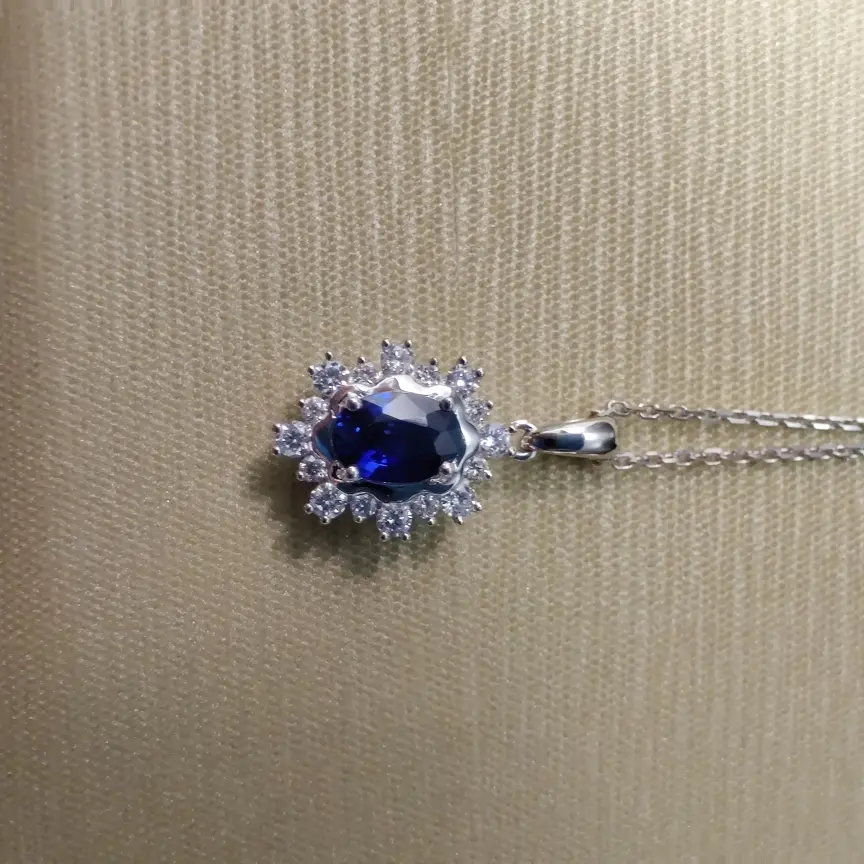 【【吊坠】18k金+蓝宝石+钻石 (不含链子)宝石颜色纯正
主石:0.63ct 货重:1.58g##**】图1