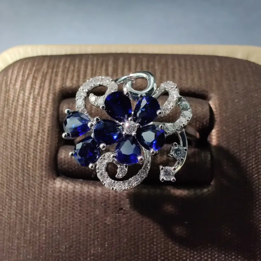 【【戒指】18k金+蓝宝石+钻石 宝石颜色纯正 切工精细
主石:1.12ct/7p 货重:3.44g##**】图1