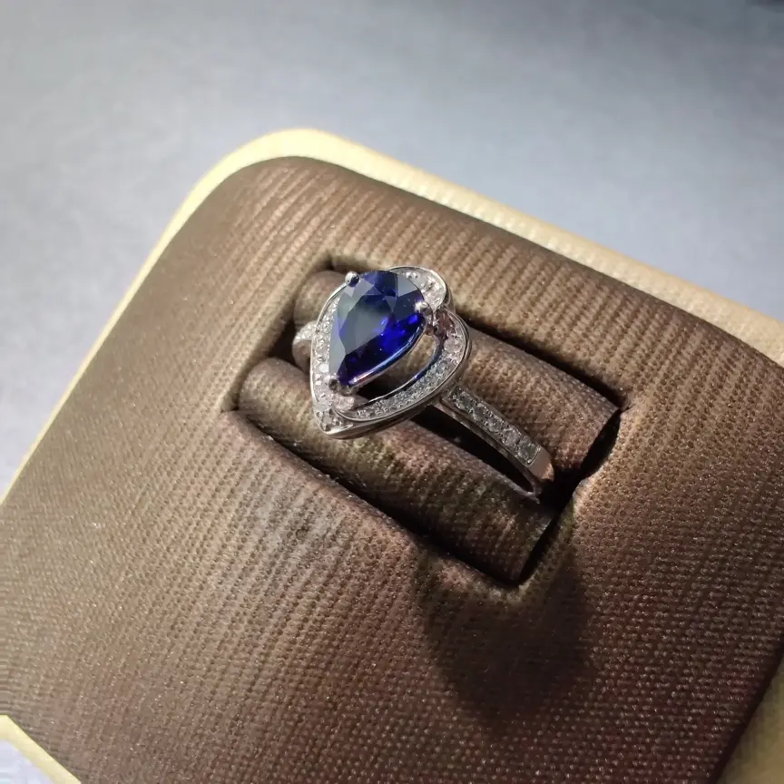 【【戒指】18k金+蓝宝石+钻石 宝石颜色纯正 切工精细
主石:0.63ct 货重:3.01g##**】图2