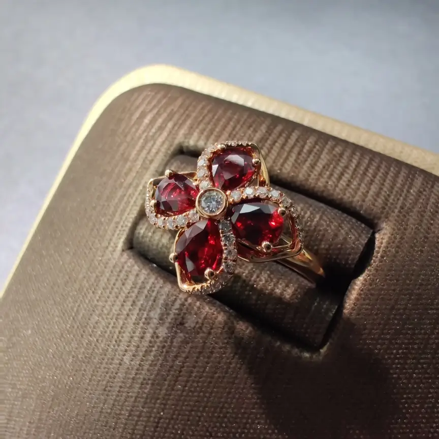 【【戒指】18k金+红宝石+钻石 宝石颜色纯正 切工精细
主石:0.99ct/4p 货重:3.80g##**】图2