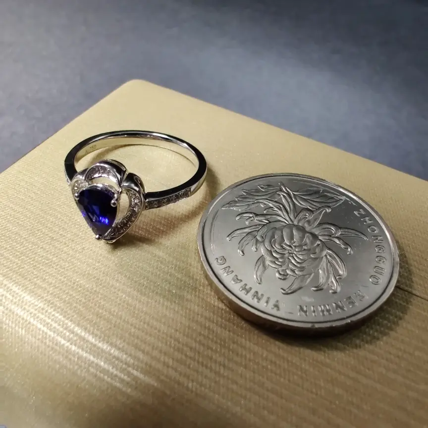 【【戒指】18k金+蓝宝石+钻石 宝石颜色纯正 切工精细
主石:0.63ct 货重:3.01g##**】图4