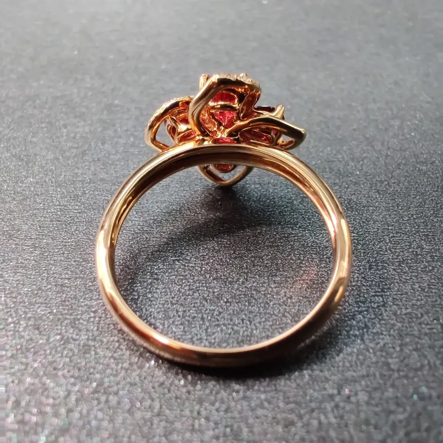 【【戒指】18k金+红宝石+钻石 宝石颜色纯正 切工精细
主石:0.99ct/4p 货重:3.80g##**】图3