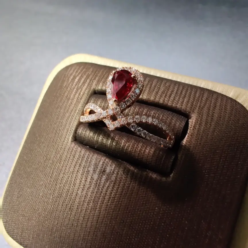 【【戒指】18k金+红宝石+钻石 宝石颜色深邃 款式典雅
主石:0.51ct 货重:2.86g##**】图2