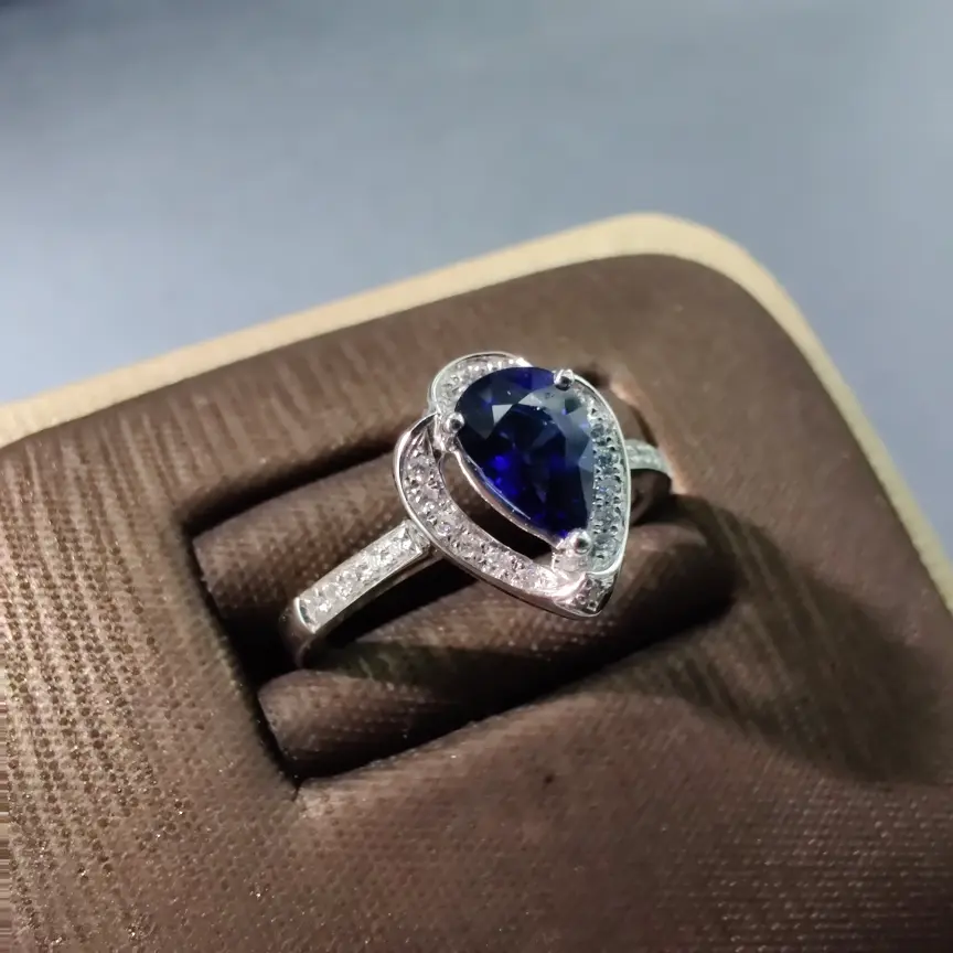 【【戒指】18k金+蓝宝石+钻石 宝石颜色纯正 切工精细
主石:0.63ct 货重:3.01g##**】图1