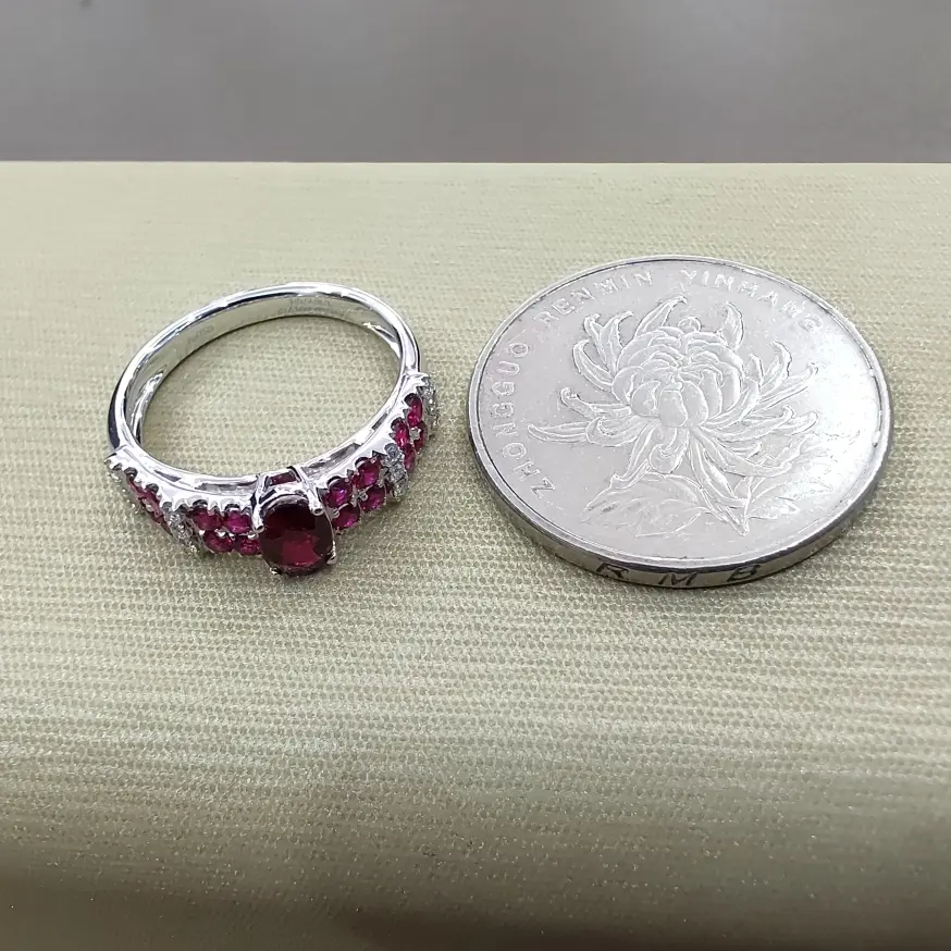 【【戒指】18k金+红宝石+钻石 宝石颜色纯正 切工精细
主石:0.59ct 货重:3.25g##**】图4