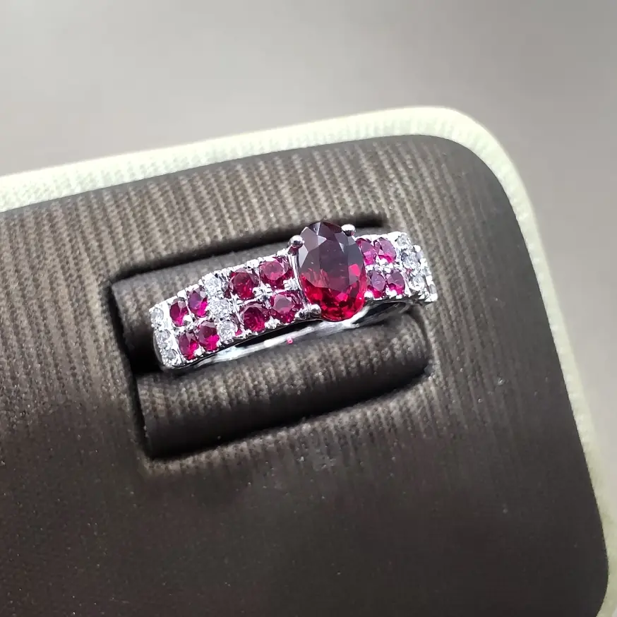 【【戒指】18k金+红宝石+钻石 宝石颜色纯正 切工精细
主石:0.59ct 货重:3.25g##**】图1