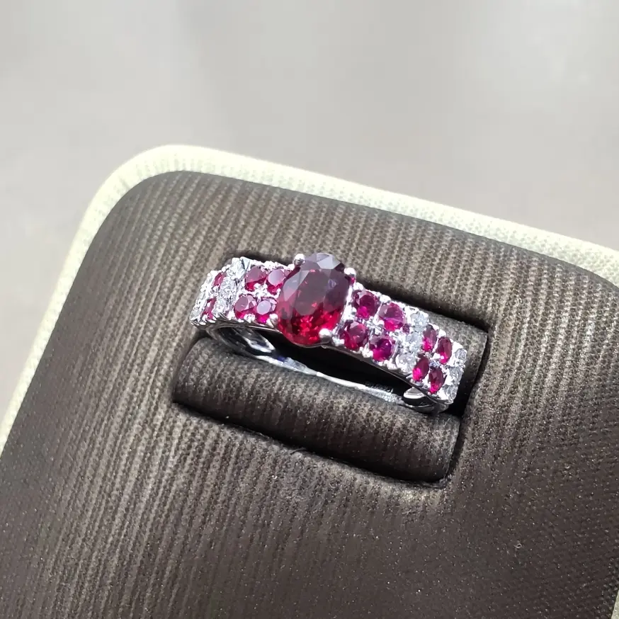 【【戒指】18k金+红宝石+钻石 宝石颜色纯正 切工精细
主石:0.59ct 货重:3.25g##**】图2