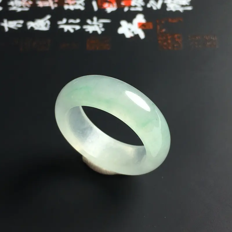 冰糯种飘绿指环 内径18 宽7 厚3.2毫米 水润通透 色彩亮丽