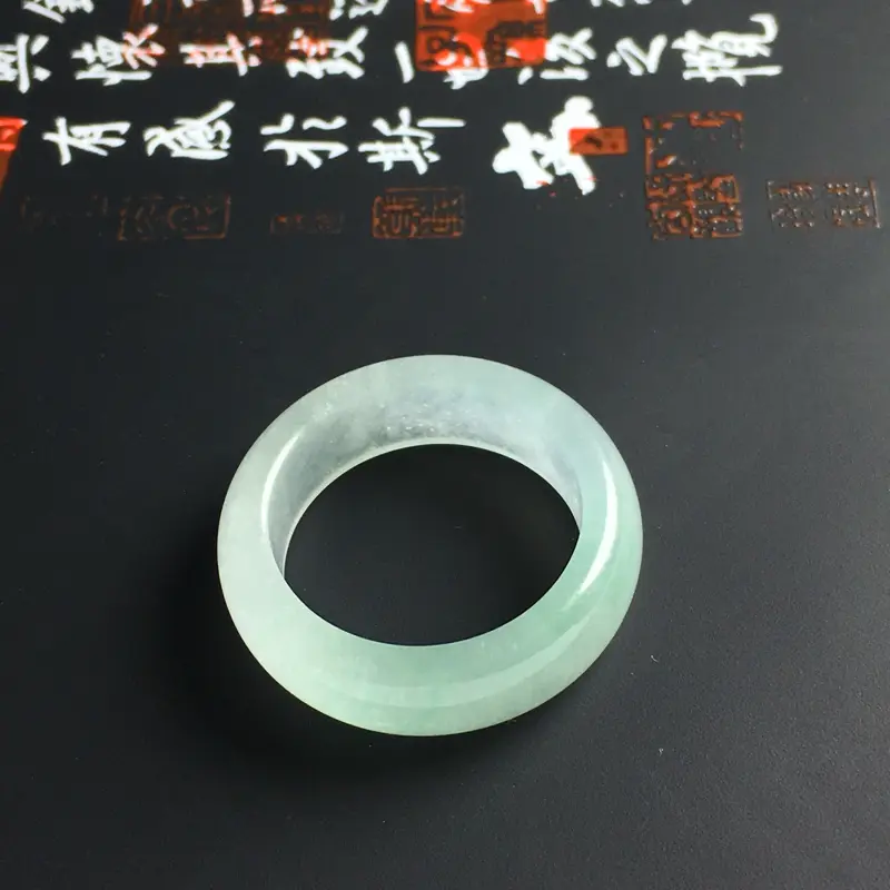 冰糯种飘绿指环 内径18 宽7 厚3.2毫米 水润通透 色彩亮丽