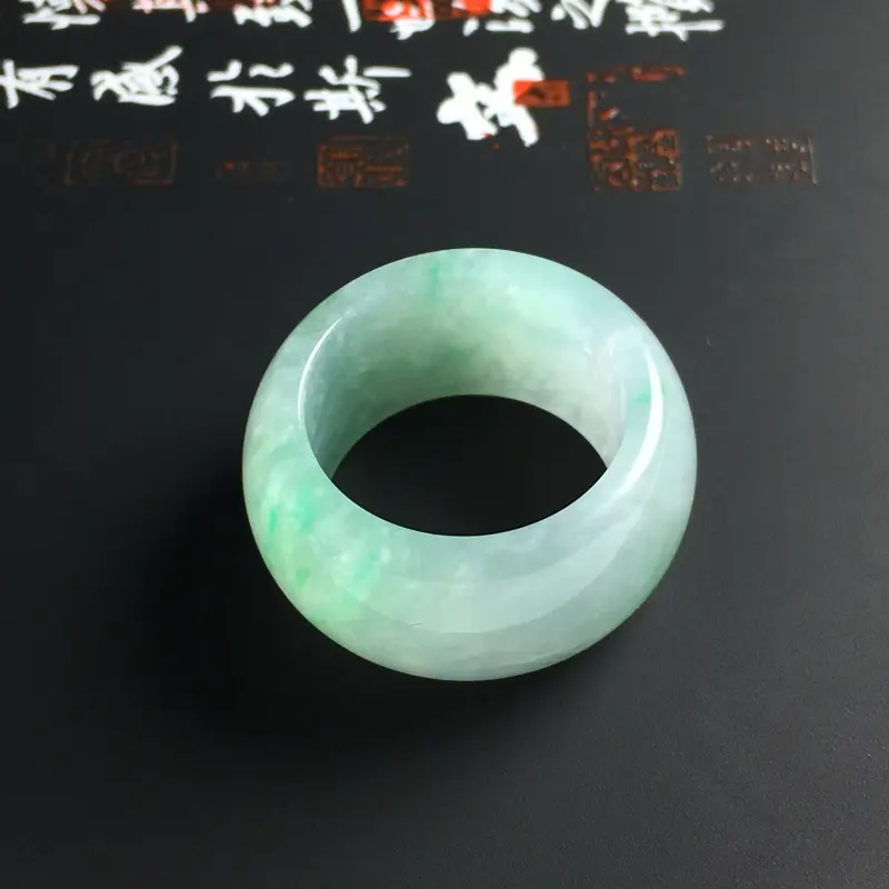 糯种飘绿指环 内径18 宽13 厚4毫米 玉质水润 色彩亮丽