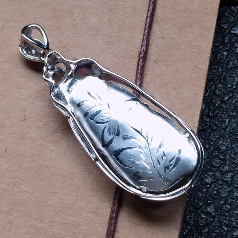 缅甸翡翠18k金伴钻镶嵌满绿叶子吊坠,颜色好,玉质细腻,雕工精美,佩戴