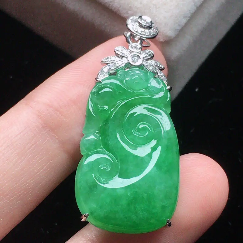 缅甸翡翠18k金伴钻镶嵌带绿如意吊坠,自然光实拍,颜色漂亮,玉质莹润