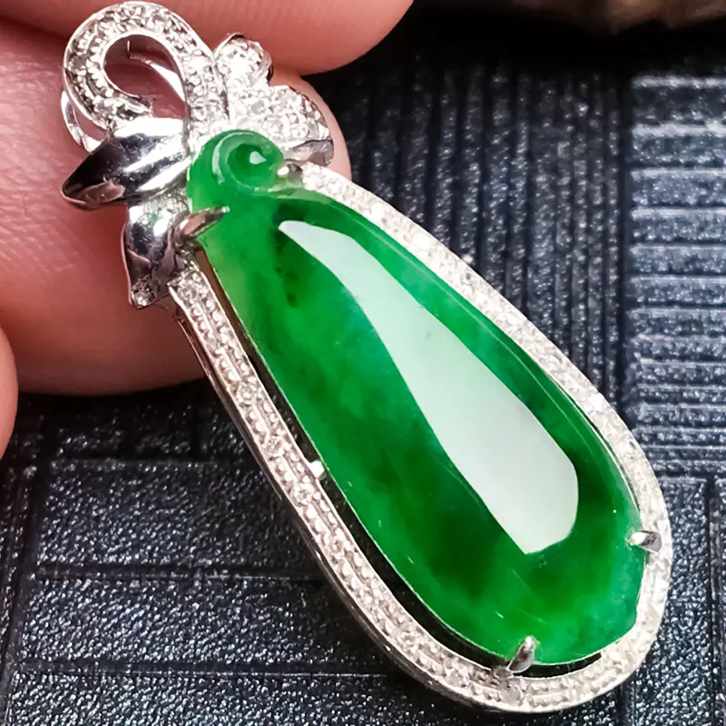 好品质,所见即所得!18k金镶嵌福瓜吊坠,整体尺寸:长27.1mm 宽10.