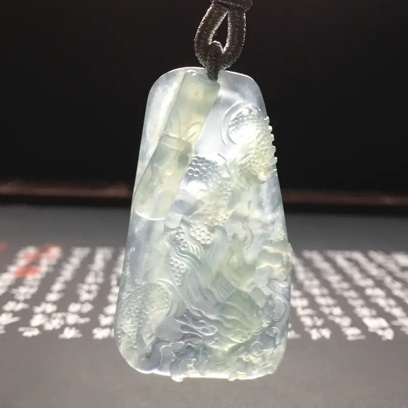 晴底龙牌吊坠 尺寸46-26-6毫米 种好冰透 雕工精细 精致完美-对庄翡翠