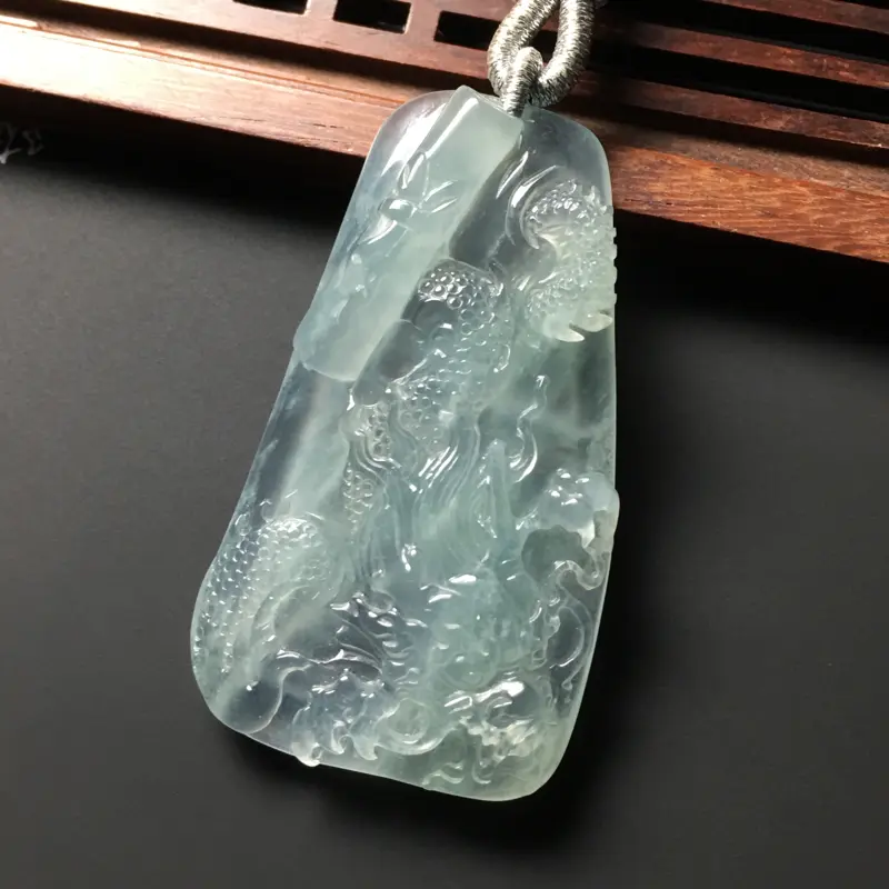 晴底龙牌吊坠 尺寸46-26-6毫米 种好冰透 雕工精细 精致完美-对庄翡翠